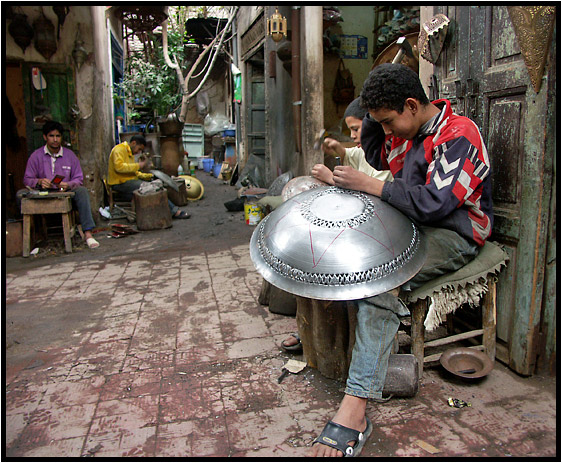 Ici, apprendre est synonyme de produire, et la dext�rit� des plus jeunes est d�concertante.