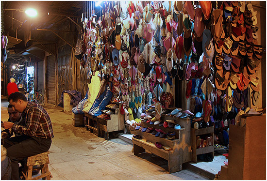 Souks la nuit. La babouche, chaussure typique se d�cline dans de multiples versions.