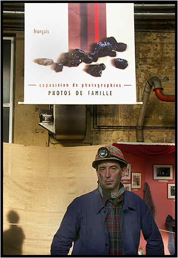 Pose improvisée au milieu d'expositions photographiques.