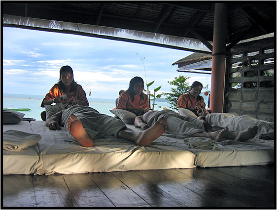 Ile de Koh Samui, les massages Thalandais font partie de la vie quotidienne des touristes et des autochtones.
