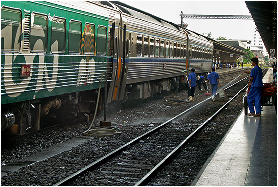 Gare de Chiangmai, Nord de la Thalande, nettoyage des wagons avant dpart.