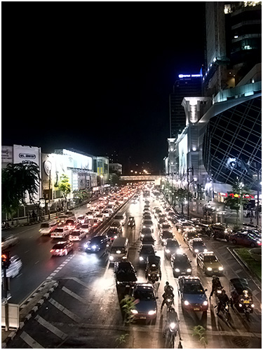 Bangkok, artre principale de Sukhumvit road: "Tuk-Tuk et Mercedes-Benz avenue.