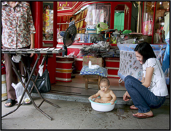 Quartier de China Town Bangkok, le pragmatisme Thaï entre tissus et billets de loterie...