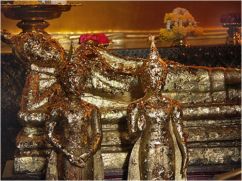Feuilles d'or colles par les fidles sur des statuettes en guise d'offrandes.